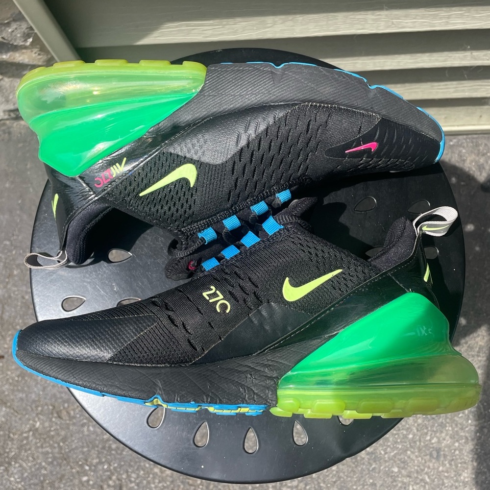 Womens - Nike 270s